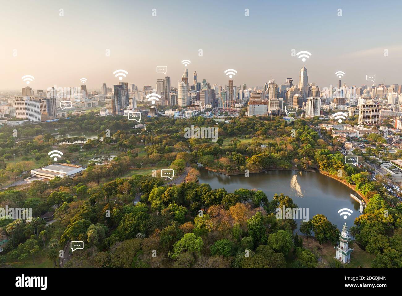 Parc Lumpini (Lumphini) et ville de Bangkok en Thaïlande vue d'en haut. Concept de connexion réseau sans fil, Wi-Fi, ville intelligente et messagerie en ligne. Banque D'Images