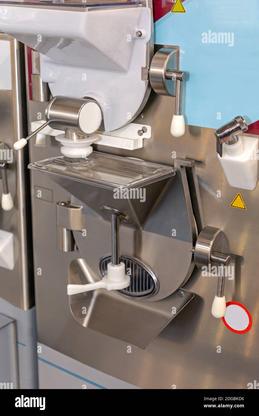 Congélateur de crème glacée en lot machine de transformation des produits  laitiers Photo Stock - Alamy