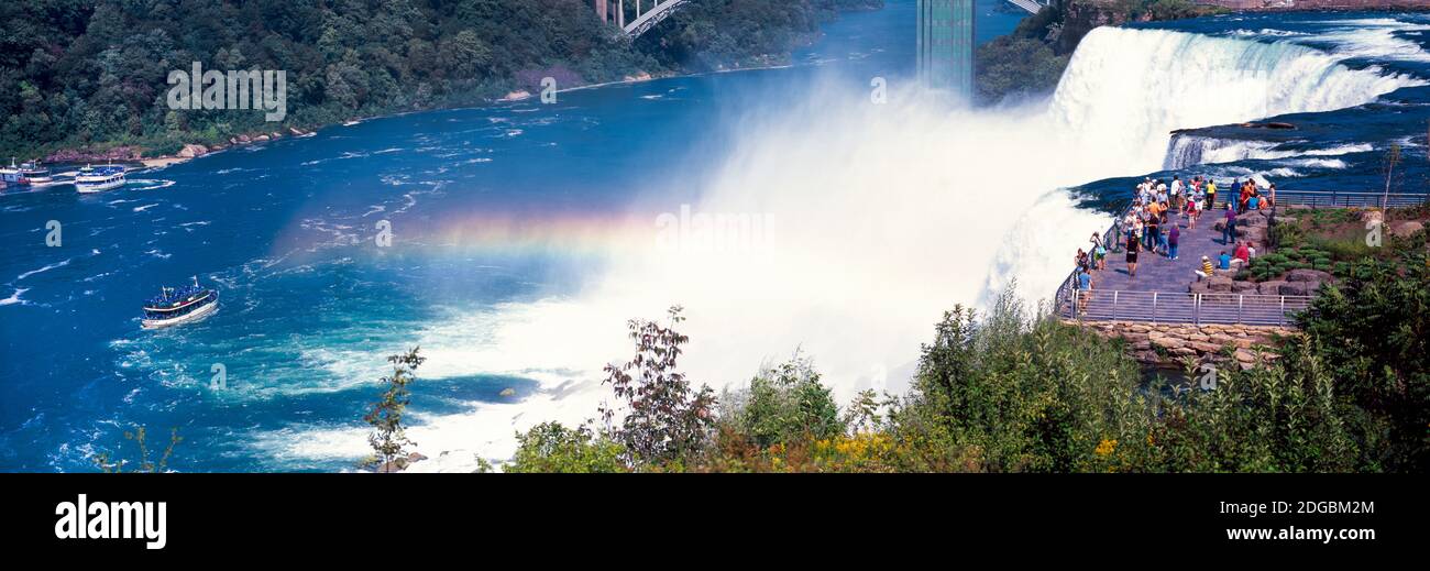 Touristes sur la tour d'observation, les chutes du Niagara, le parc national des chutes du Niagara, la rivière Niagara, le comté de Niagara, l'État de New York, les États-Unis Banque D'Images