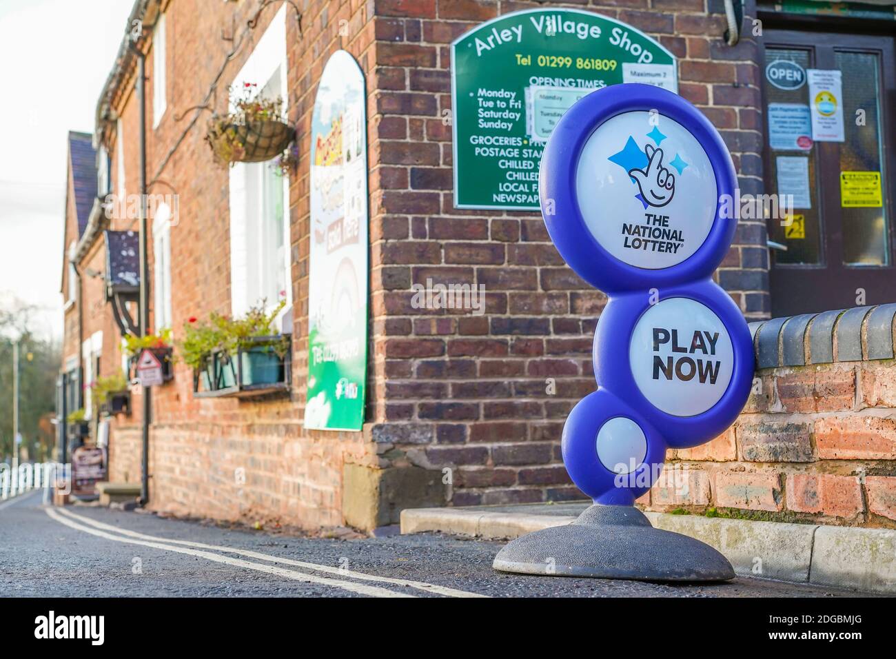 National Lottery Play maintenant libre-debout publicité boutique signe dehors dans un village rural anglais, Royaume-Uni. Banque D'Images