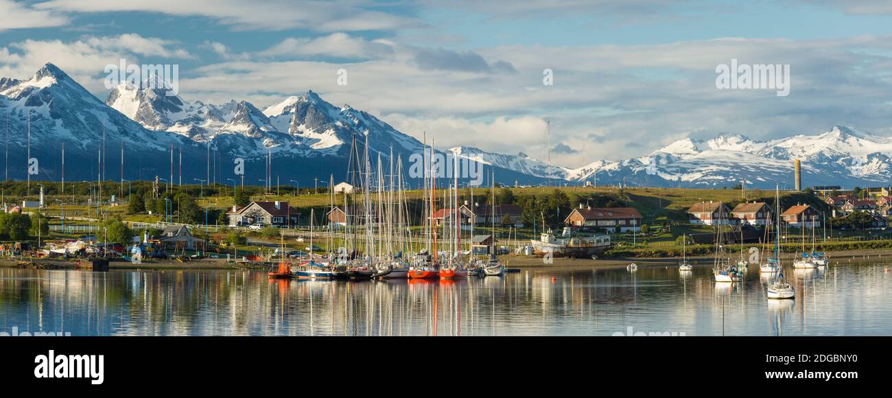 Petit port pour bateaux et montagnes enneigées autour d'Ushuaia, province de Tierra del Fuego, Argentine Banque D'Images