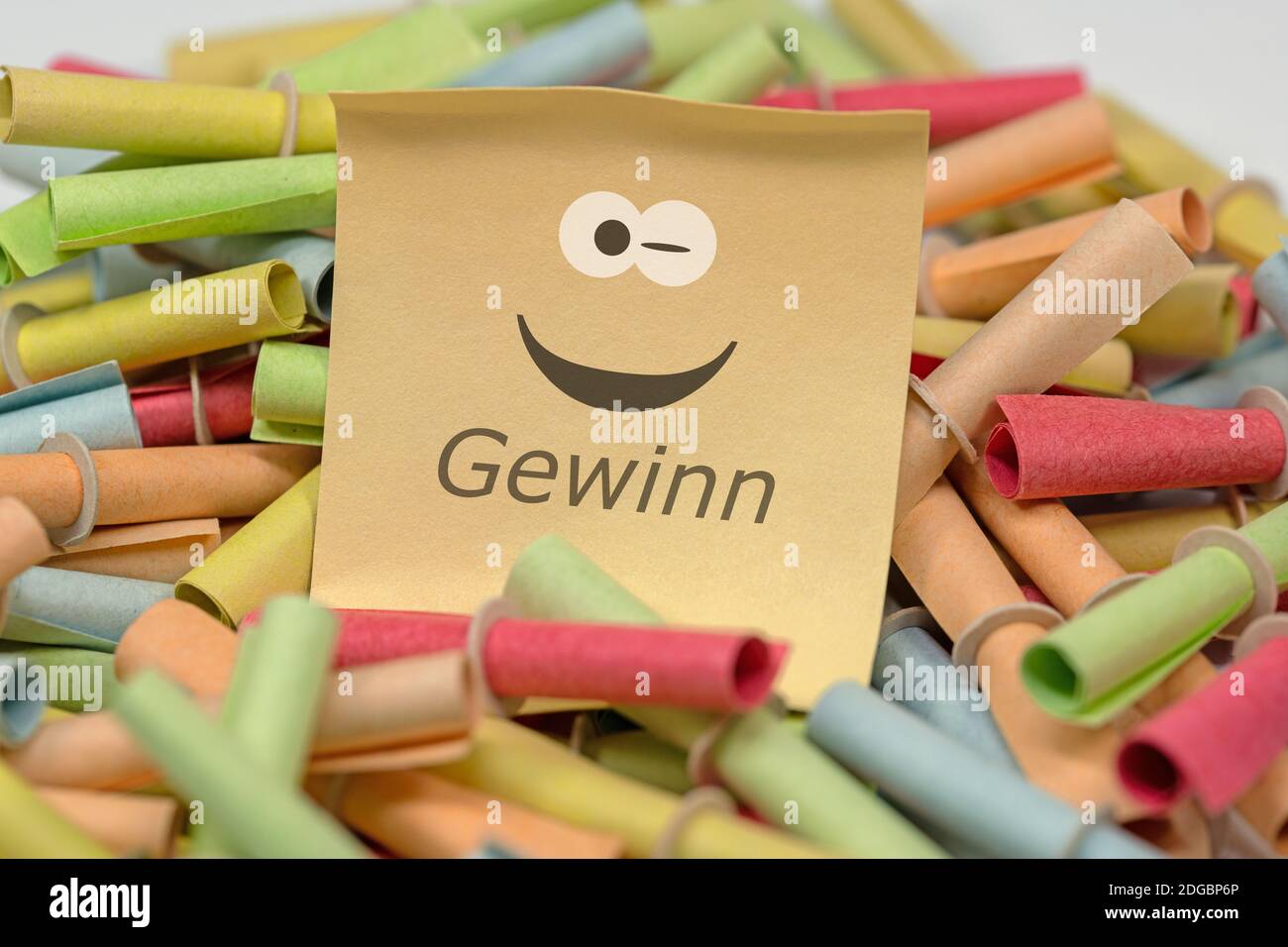 De nombreux billets de loterie avec un billet gagnant intitulé « Gewinn », traduction « Win » Banque D'Images