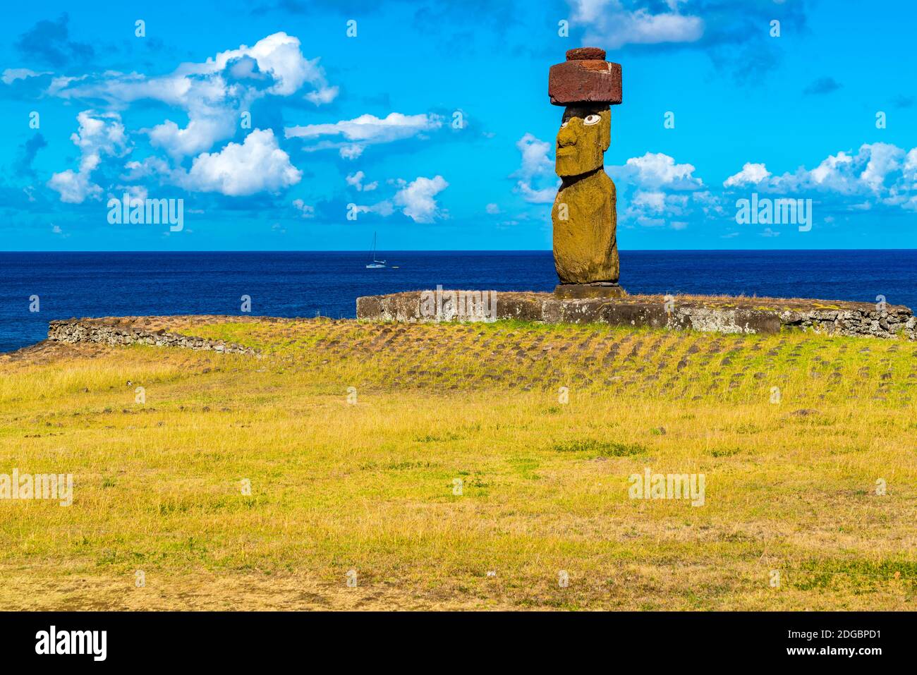 Moai avec Red Pukao ou Red Hat à AHU Ko Te Riku sur l'île de Pâques Banque D'Images