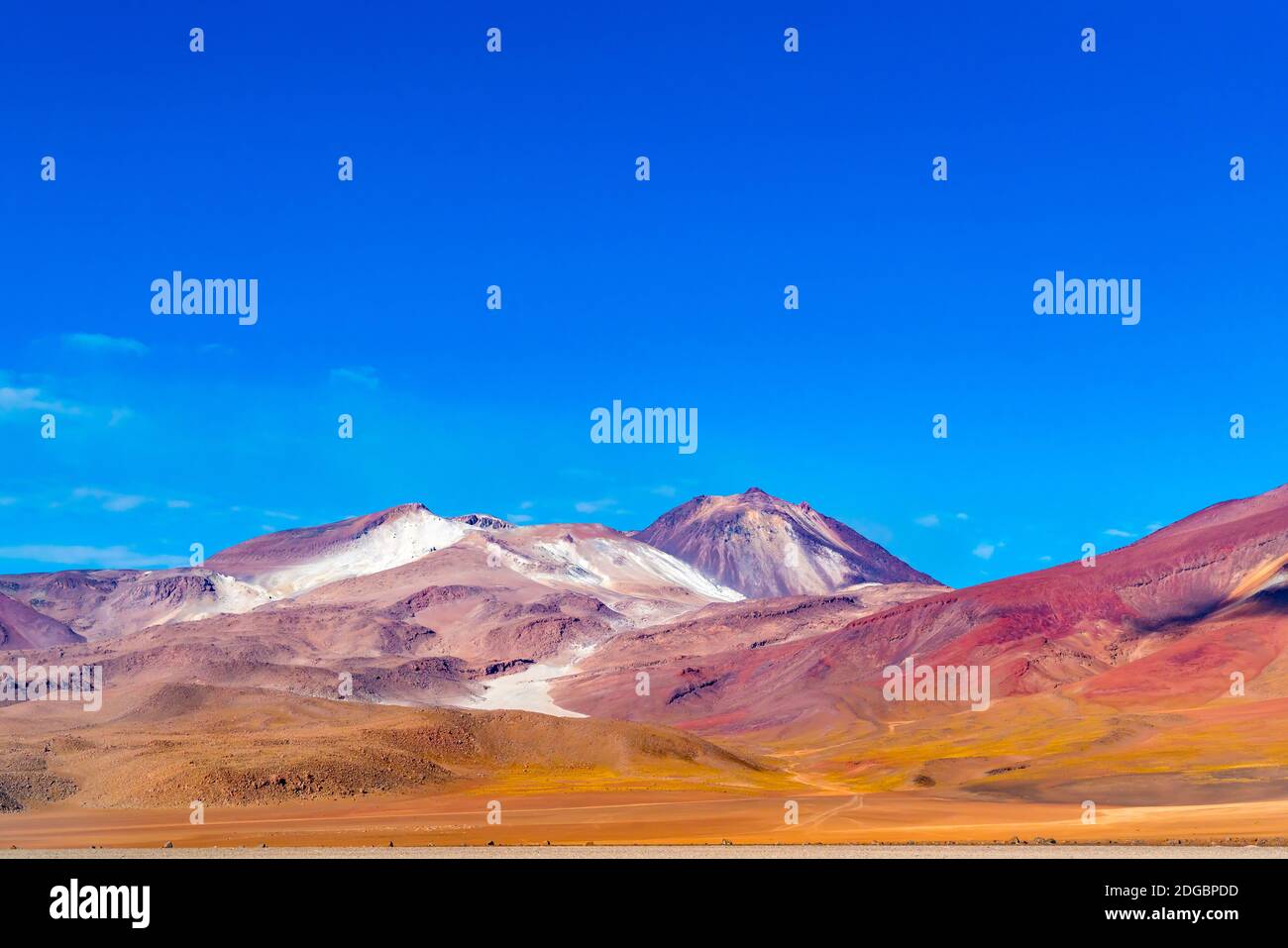 Vue sur la magnifique montagne contre le ciel bleu Salvador Dali désert Uyuni Banque D'Images