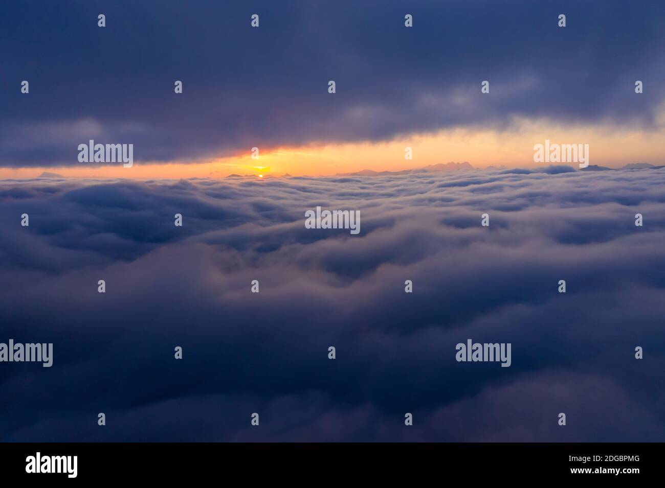 Lever de soleil au-dessus d'un tapis de nuages, Salzbourg, Autriche Banque D'Images