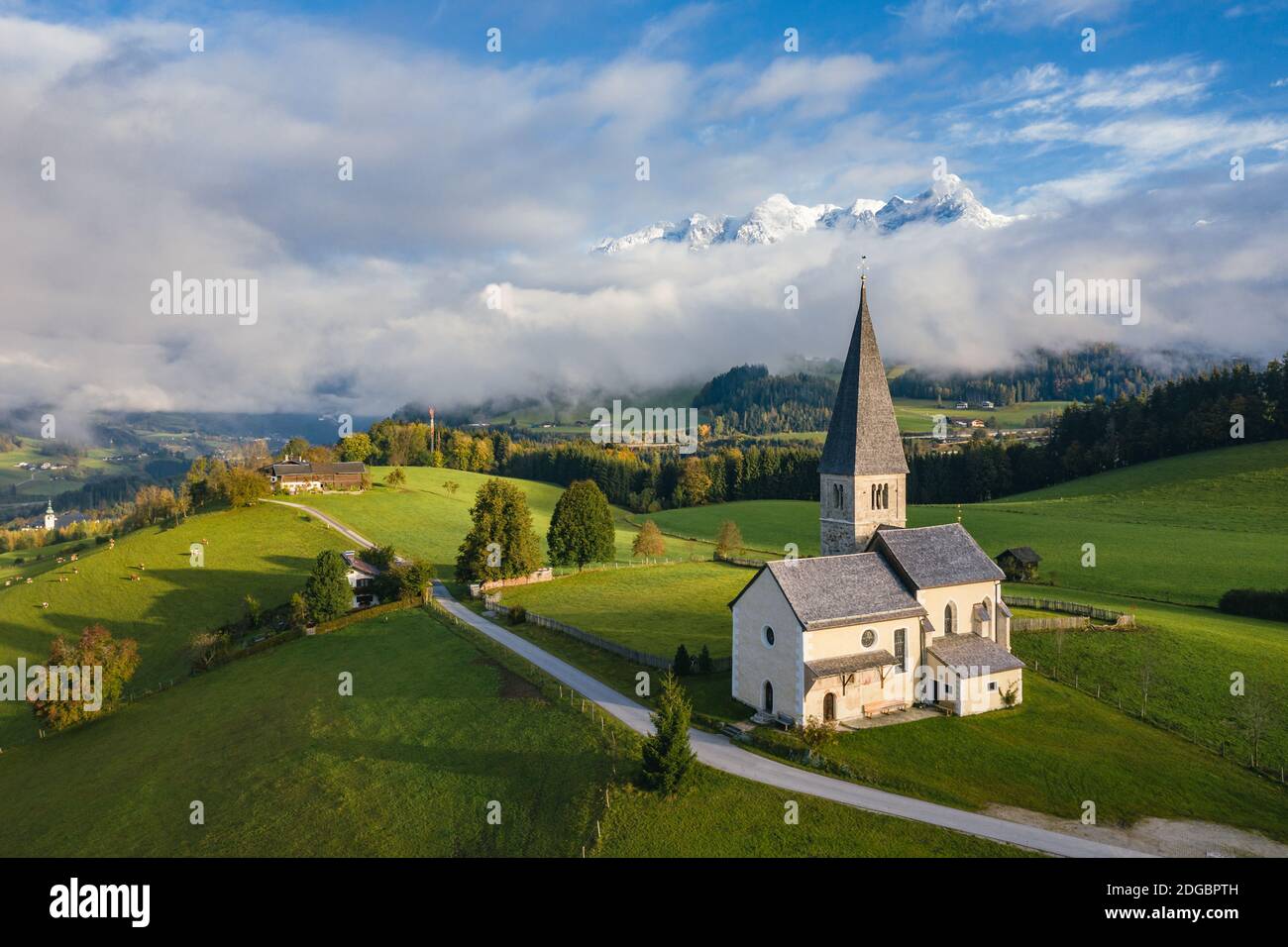 Vue aérienne de l'église St Primus, Mont Buchberg, Bischofshofen, Autriche Banque D'Images