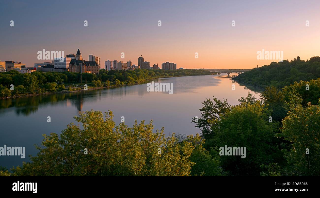 Lever du soleil sur la rivière Saskatchewan Sud et Saskatoon Skyline, Saskatchewan, Canada Banque D'Images