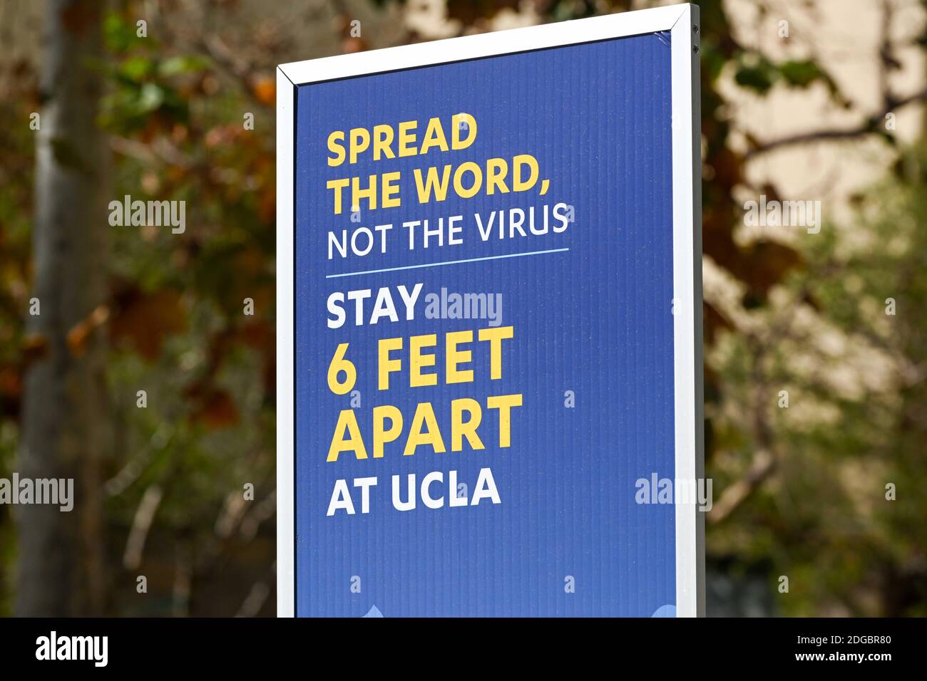 Signalisation sur le campus de l'UCLA faisant référence à la nouvelle éclosion de coronavirus le mardi 8 décembre 2020, à Los Angeles. (Dylan Stewart/image du sport) Banque D'Images