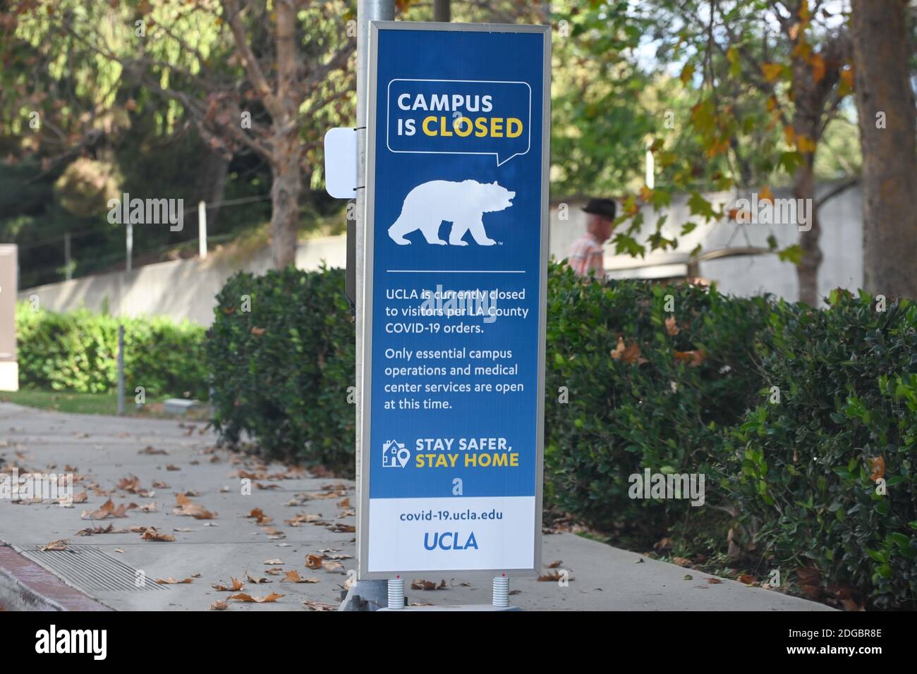 Signalisation sur le campus de l'UCLA faisant référence à la nouvelle éclosion de coronavirus le mardi 8 décembre 2020, à Los Angeles. (Dylan Stewart/image du sport) Banque D'Images