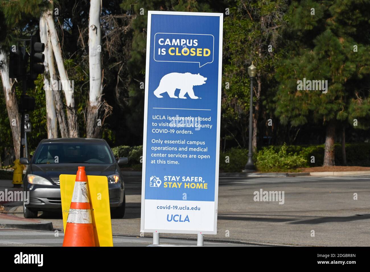 Signalisation sur le campus de l'UCLA faisant référence à la nouvelle éclosion de coronavirus le mardi 8 décembre 2020, à Los Angeles. (Dylan Stewart/image du sport) Banque D'Images