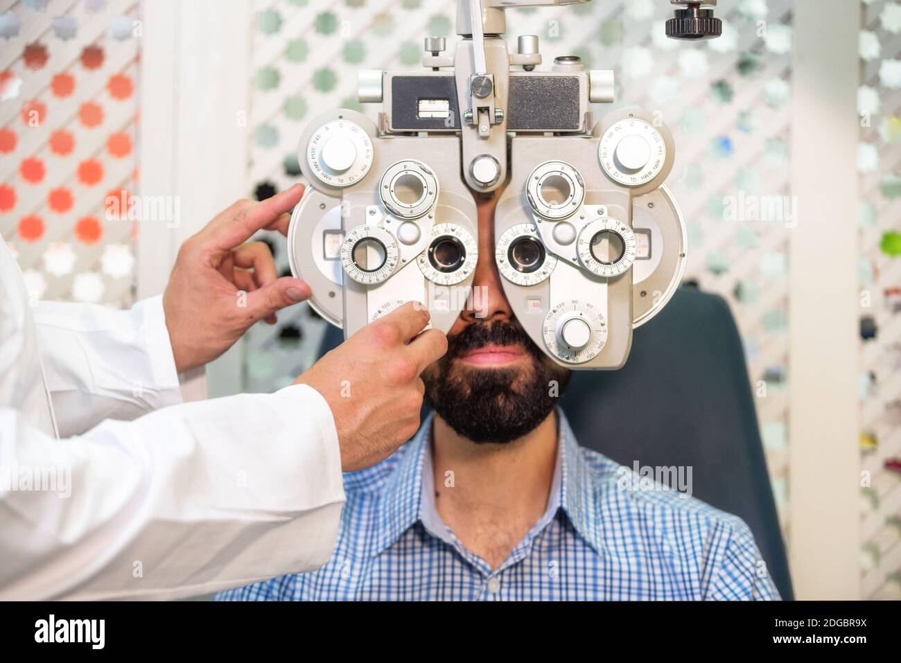 Patient dans une clinique moderne d'ophtalmologie vérifiant la vision oculaire. Banque D'Images