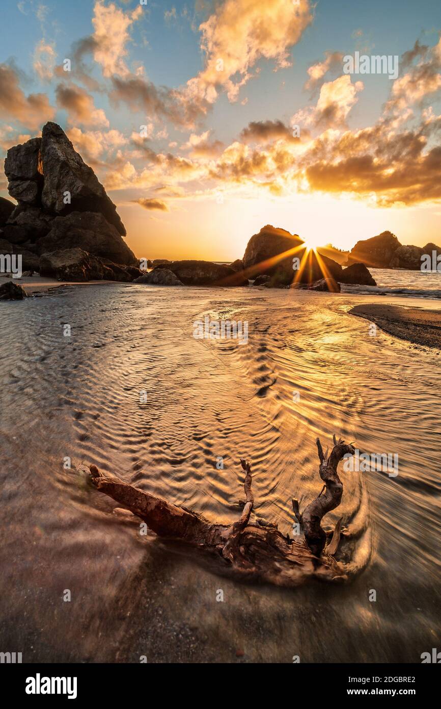 Coucher du soleil à une plage rocheuse du Pacifique Nord-Ouest Banque D'Images