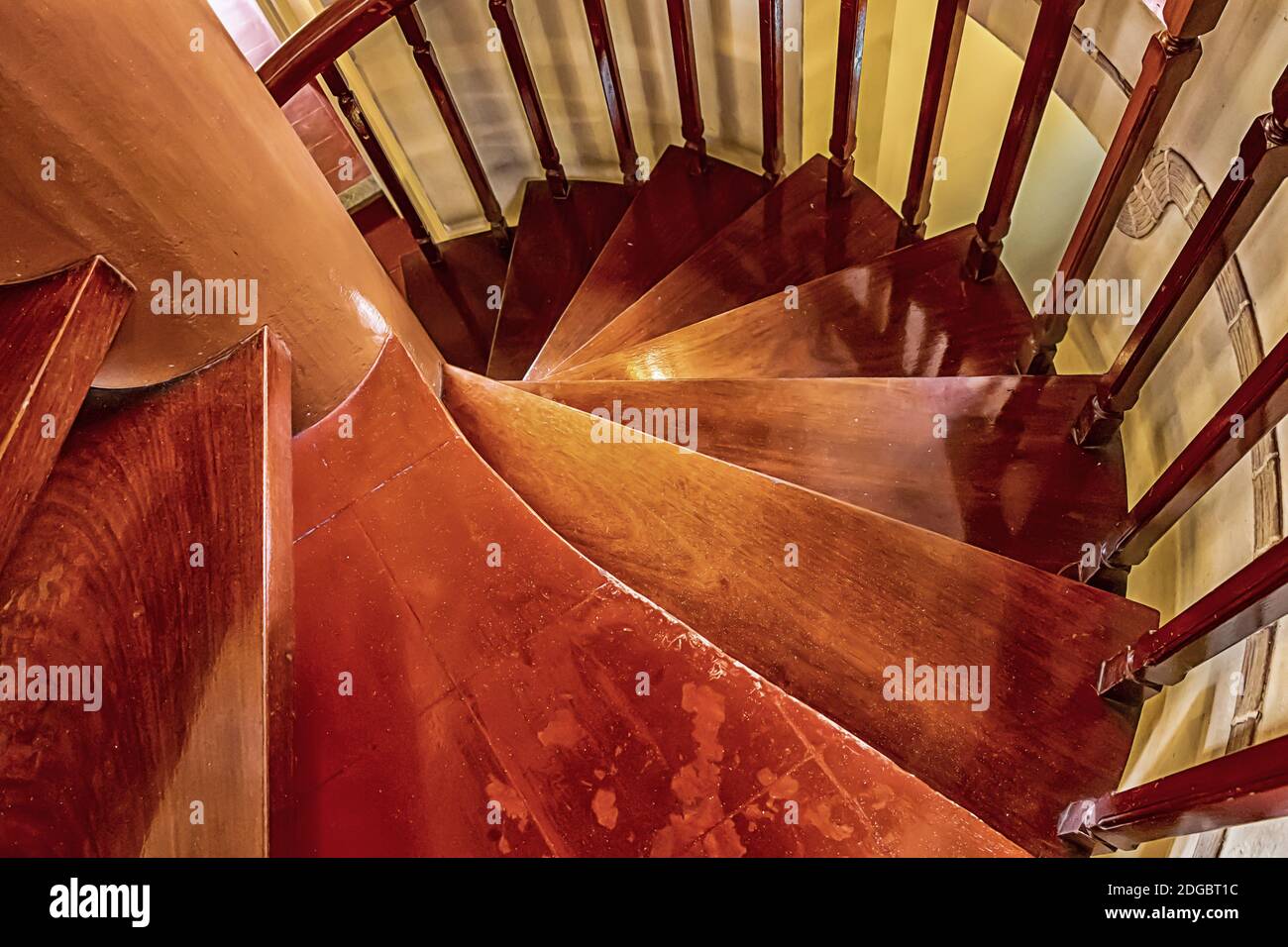 Escalier en colimaçon avec marches en bois empilées recouvertes de foncé  vernis brun traditionnel const Photo Stock - Alamy