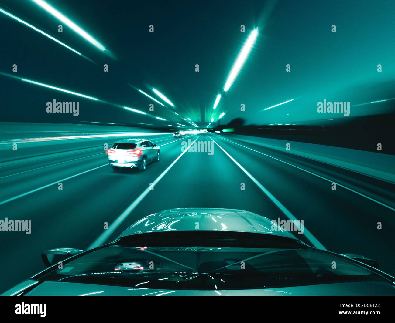 Voiture le long d'une autoroute la nuit, États-Unis Banque D'Images