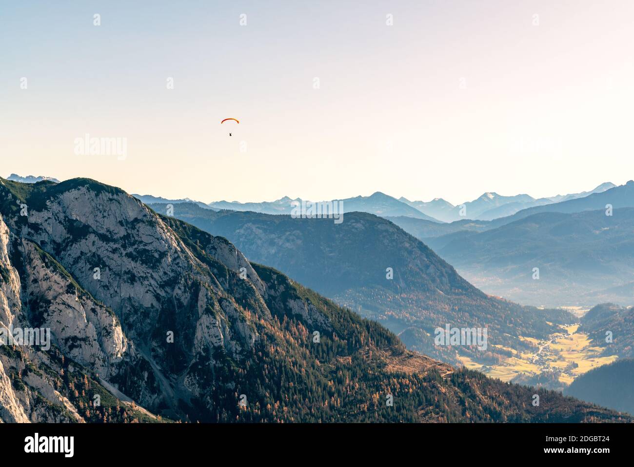 Parapente survolant les sommets de montagne, Altaussee, Liezen, Styrie, Autriche Banque D'Images