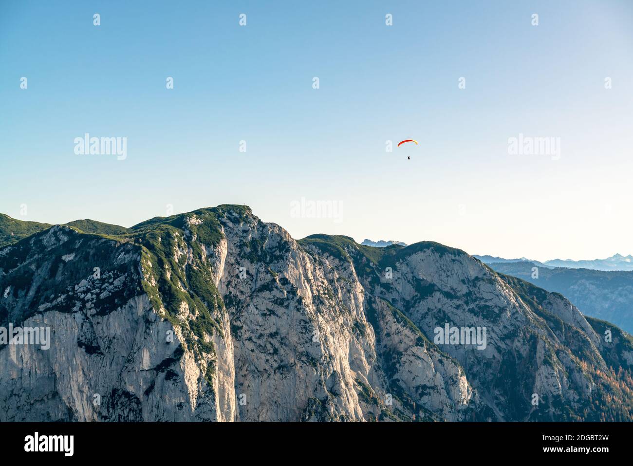 Parapente survolant les sommets de montagne, Altaussee, Liezen, Styrie, Autriche Banque D'Images