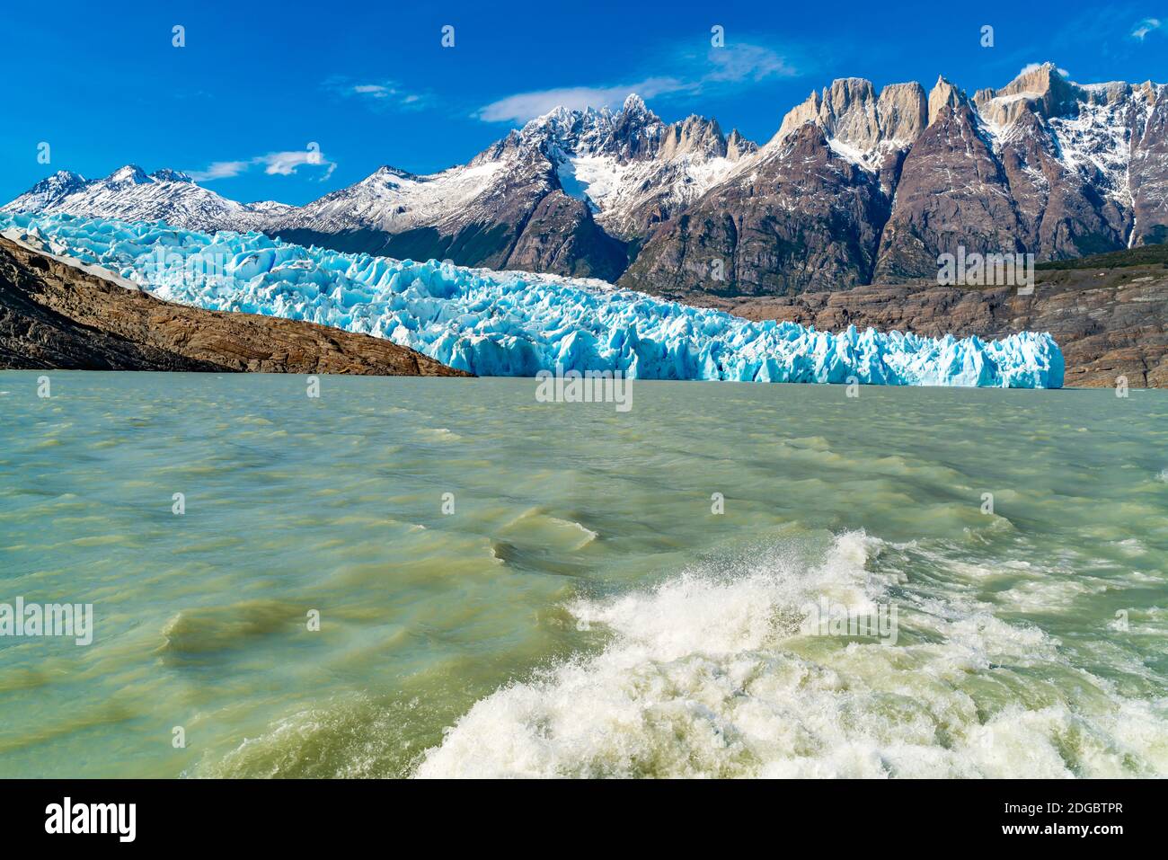 Paysage naturel au Glacier Grey avec la montagne enneigée de roche, le lac Grey et les éclaboussures d'eau Banque D'Images