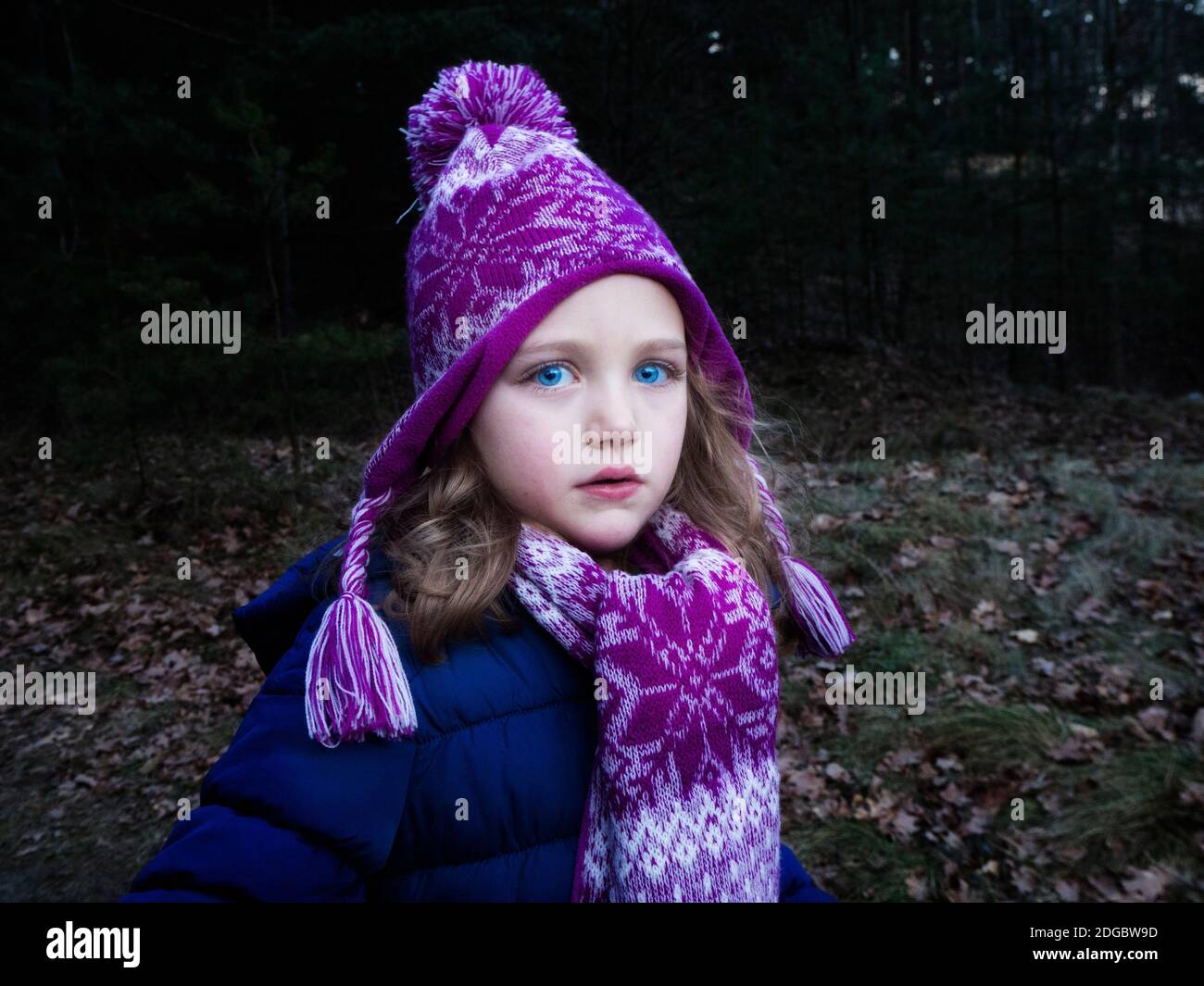 Portrait d'une fille perdue dans la forêt portant un chapeau de laine, Pologne Banque D'Images