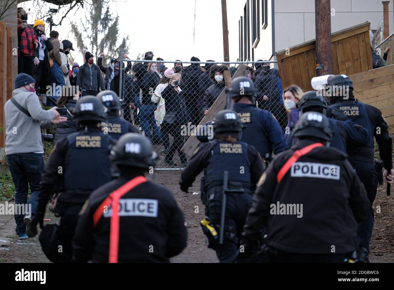 Portland, États-Unis. 08 décembre 2020. La police avance vers les manifestants derrière la Maison Rouge, sur la rue Mississippi, à Portland, en Oregon, le 8 décembre 2020, alors qu'ils tentent d'expulser les résidents de la propriété. Les activistes ont campé à l'extérieur de la maison depuis septembre dans l'espoir de garder la famille noire et indigène qui y vit abritée après qu'un juge du comté de Multnomah a autorisé l'expulsion. (Photo par Alex Milan Tracy/Sipa USA) crédit: SIPA USA/Alay Live News Banque D'Images