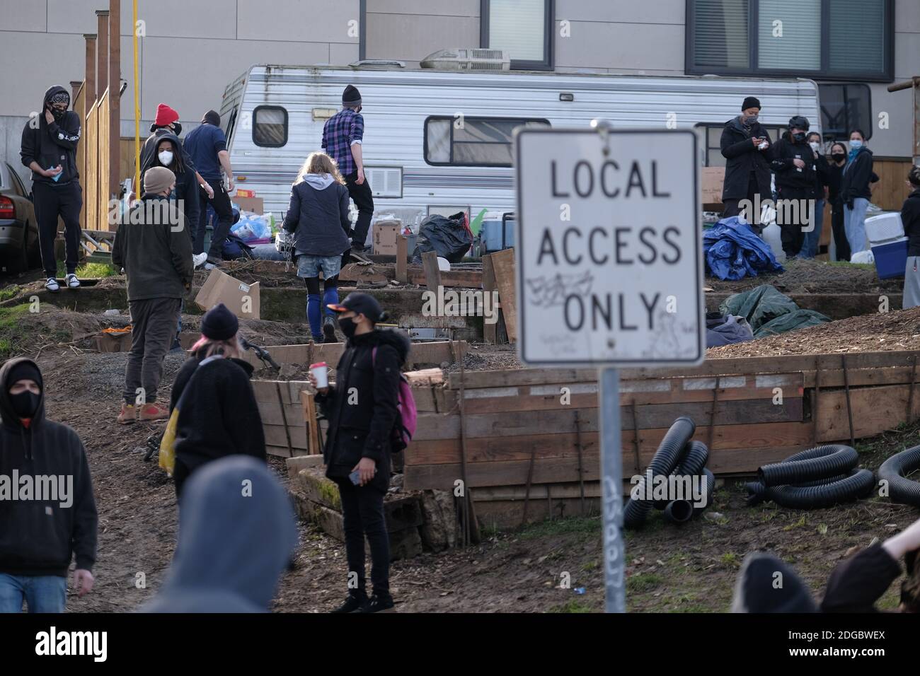 Portland, États-Unis. 08 décembre 2020. Les manifestants se regroupent autour de la Maison Rouge sur Mississippi Street à Portland, Oregon, le 8 décembre 2020, après que la police n'ait pas expulsé les résidents de la propriété. Les activistes ont campé à l'extérieur de la maison depuis septembre dans l'espoir de garder la famille noire et indigène qui y vit abritée après qu'un juge du comté de Multnomah a autorisé l'expulsion. (Photo par Alex Milan Tracy/Sipa USA) crédit: SIPA USA/Alay Live News Banque D'Images