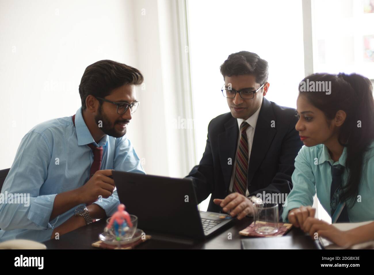 Réunion du conseil d'administration dans le bureau indien entre les jeunes et les employés indiens énergiques, hommes et femmes. Entreprise indienne. Banque D'Images