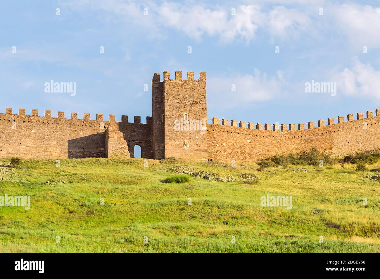 Krym Sudak forteresse génoise ruines de l'ancienne tour en pierre et une partie des bataillons sur une colline verte Banque D'Images