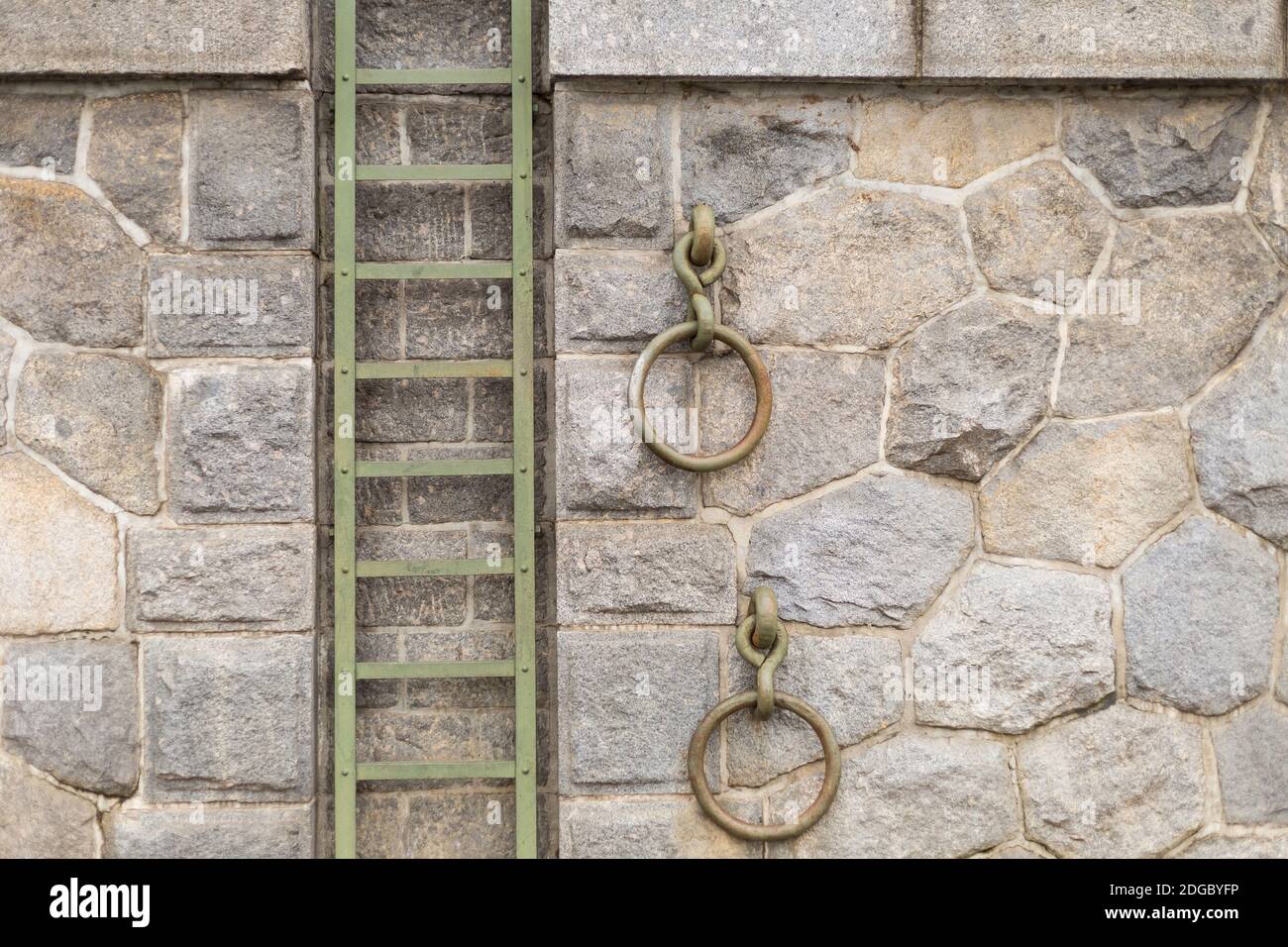 Maçonnerie murale avec escalier en fer et deux anneaux de fond urbain Banque D'Images
