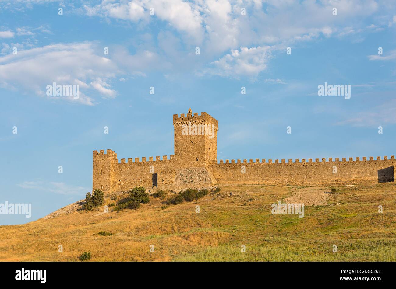 Krym Sudak ruines d'une ancienne forteresse sur une colline verdoyante, avec un morceau d'engrenage murs de pierre. Fortr. Génois Banque D'Images