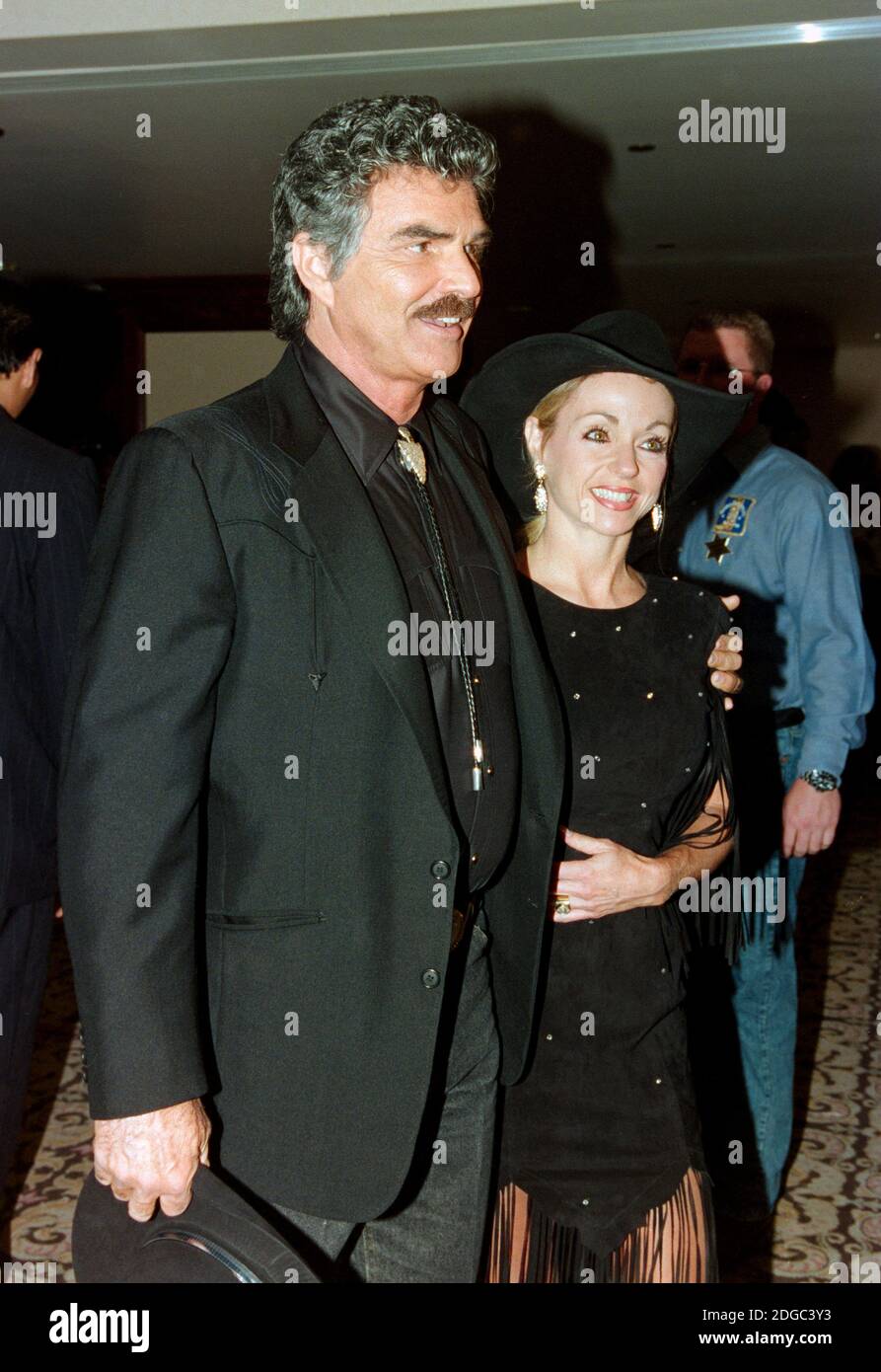 ARCHIVE: LOS ANGELES, CA. 12 août 1995 : l'acteur Burt Reynolds & PAM Seals au Golden Boot Awards à l'hôtel Century Plaza de Los Angeles. Photo de fichier © Paul Smith/Featureflash Banque D'Images