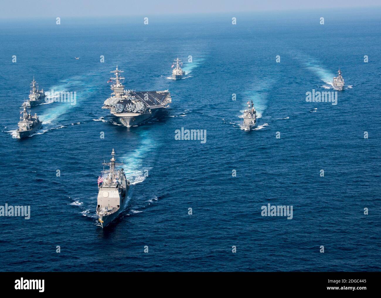 Document de travail photo du dossier en date du 28 mars 2017 le porte-avions de la classe Nimitz USS Carl Vinson (CVN 70), le destroyer de missiles guidés de la classe Arleigh Burke USS Wayne E. Meyer (DDG 108) et le croiseur de missiles guidés de la classe Ticonderoga USS Lake Champlain (CG 57) participent à un exercice photo avec les destroyers de la Force d'autodéfense maritime japonaise. L'armée américaine a ordonné au Carl Vinson Strike Group de se diriger vers la péninsule coréenne, dans un contexte d'inquiétude croissante quant au programme de missiles de la Corée du Nord. Le président Trump a déclaré que les États-Unis sont prêts à agir seuls pour faire face à la menace nucléaire de la Corée du Nord. Banque D'Images