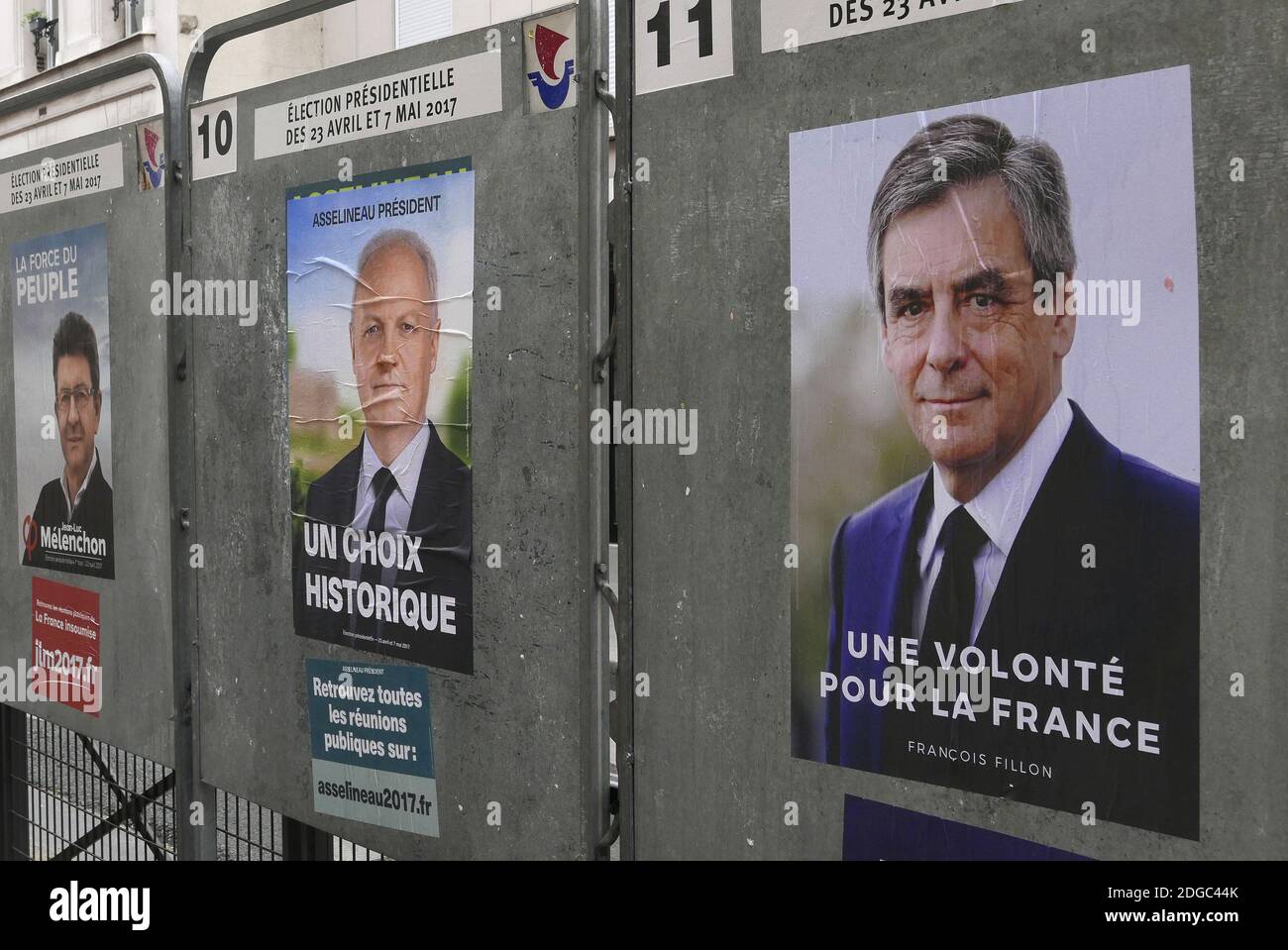 Les affiches de la campagne électorale présidentielle française de 2017 à Paris, François Fillon, le chef du parti politique républicain.Paris, France, 10 avril 2017. Photo d'Alfred Yaghobzadeh/ABACAPRESS.COM Banque D'Images