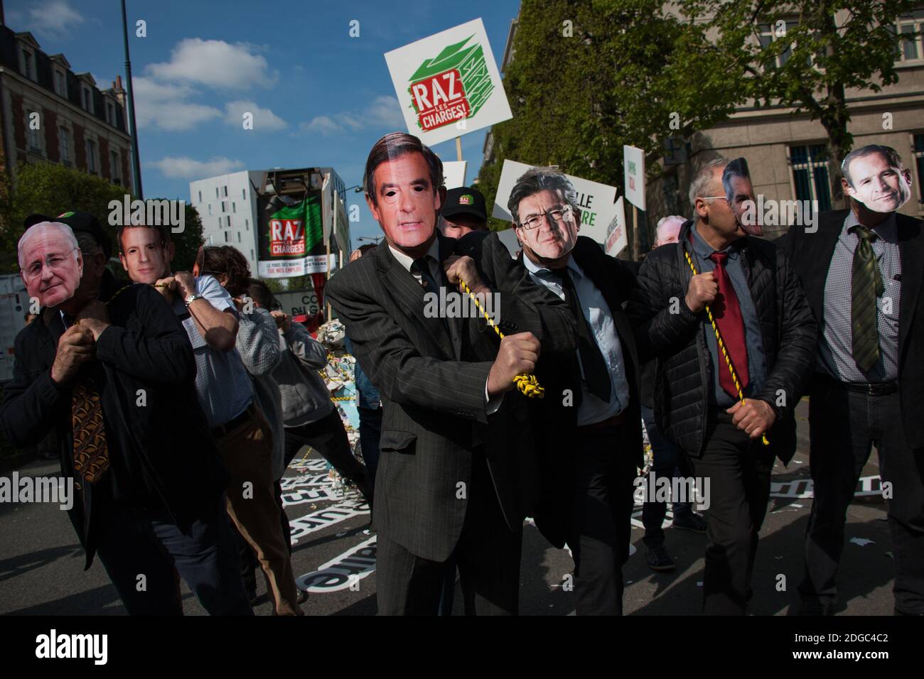 Activistes portant des masques de candidats à lu0027élection française 