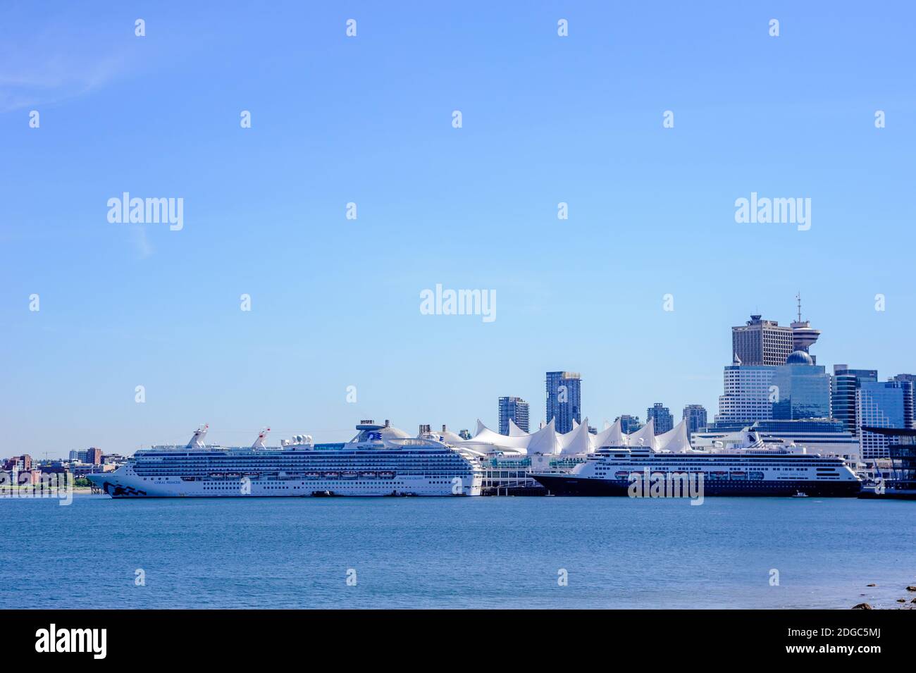 VANCOUVER, C.-B., CANADA - LE 08 MAI 2019 : navires de croisière amarrés au terminal principal de la ville, près du centre-ville. Banque D'Images