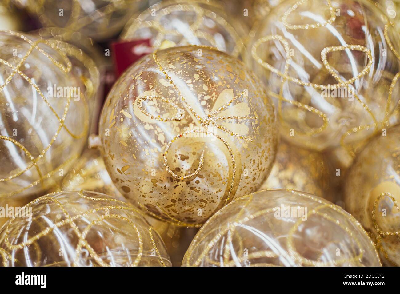 Boules transparentes Golden Christmas gros plan, jouet arbre Banque D'Images