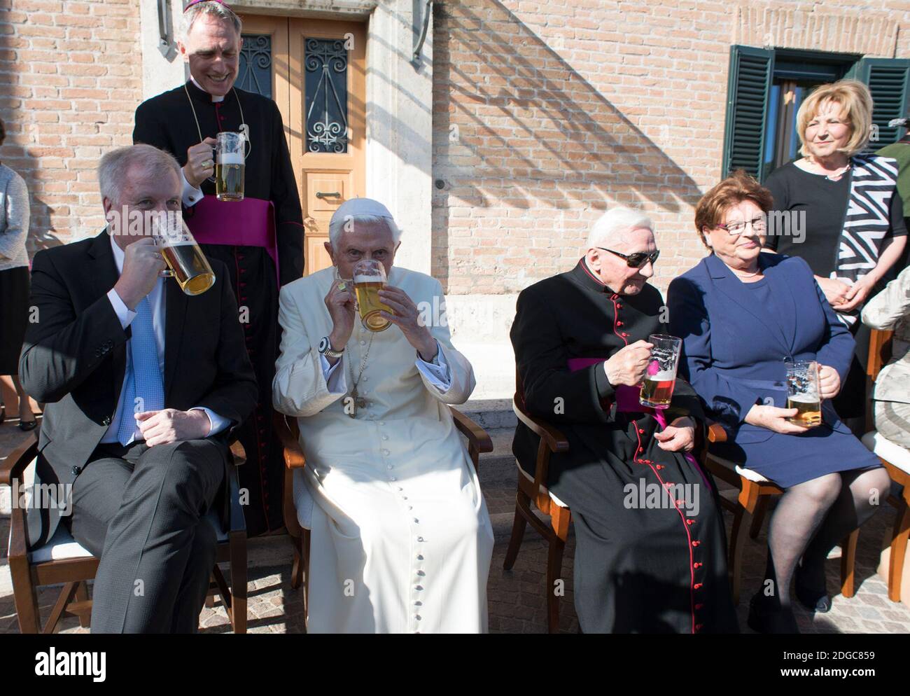 Le pape Benoît XVI à la retraite célèbre son 90e anniversaire avec le premier ministre de l'État de Bavière, Horst Seehofer (L) dans le jardin du Vatican le 17 avril 2017. Benoît fête avec une pinte de bière. L’anniversaire de Benoît XVI, qui tombe le dimanche de Pâques de cette année, est célébré dans le style bavarois, en accord avec les racines du pontife émérite. Une délégation de Bavière, le frère aîné de Benoît XVI, Monseigneur Georg Ratzinger (À DROITE) et son secrétaire privé Georg Ganswein, assisteront au parti. Benoît est «serene, dans la bonne humeur, très lucide. Certes, sa force physique diminue. C'est difficile pour h. Banque D'Images