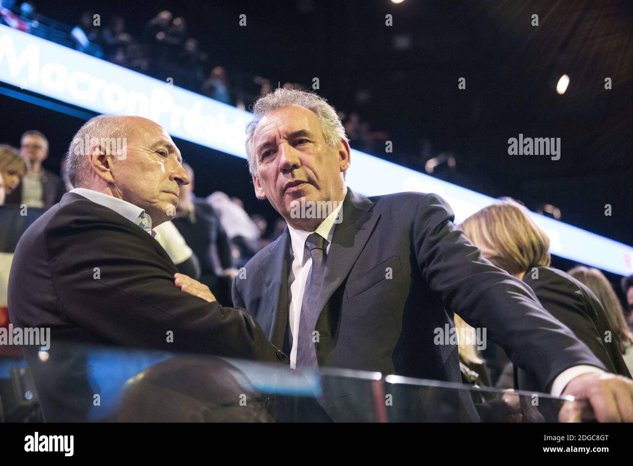 Maire de Lyon, Gerard Collomb (L) et François Bayrou (R), président du modem du parti droit du Centre, assistent à une réunion de campagne du candidat à l'élection présidentielle pour la Marche ! Mouvement Emmanuel Macron le 17 avril 2017 à l'arène Bercy à Paris. Macron a prévu son plus grand rallye à la salle de sport et de concert de Bercy, d'une capacité de 20,000 personnes. La situation près du ministère de l'économie nous rappelle que Macron, relativement peu expérimenté, a détenu pendant deux ans le portefeuille économique clé sous son mentor Hollande. Photo par ABACAPRESS.COM Banque D'Images