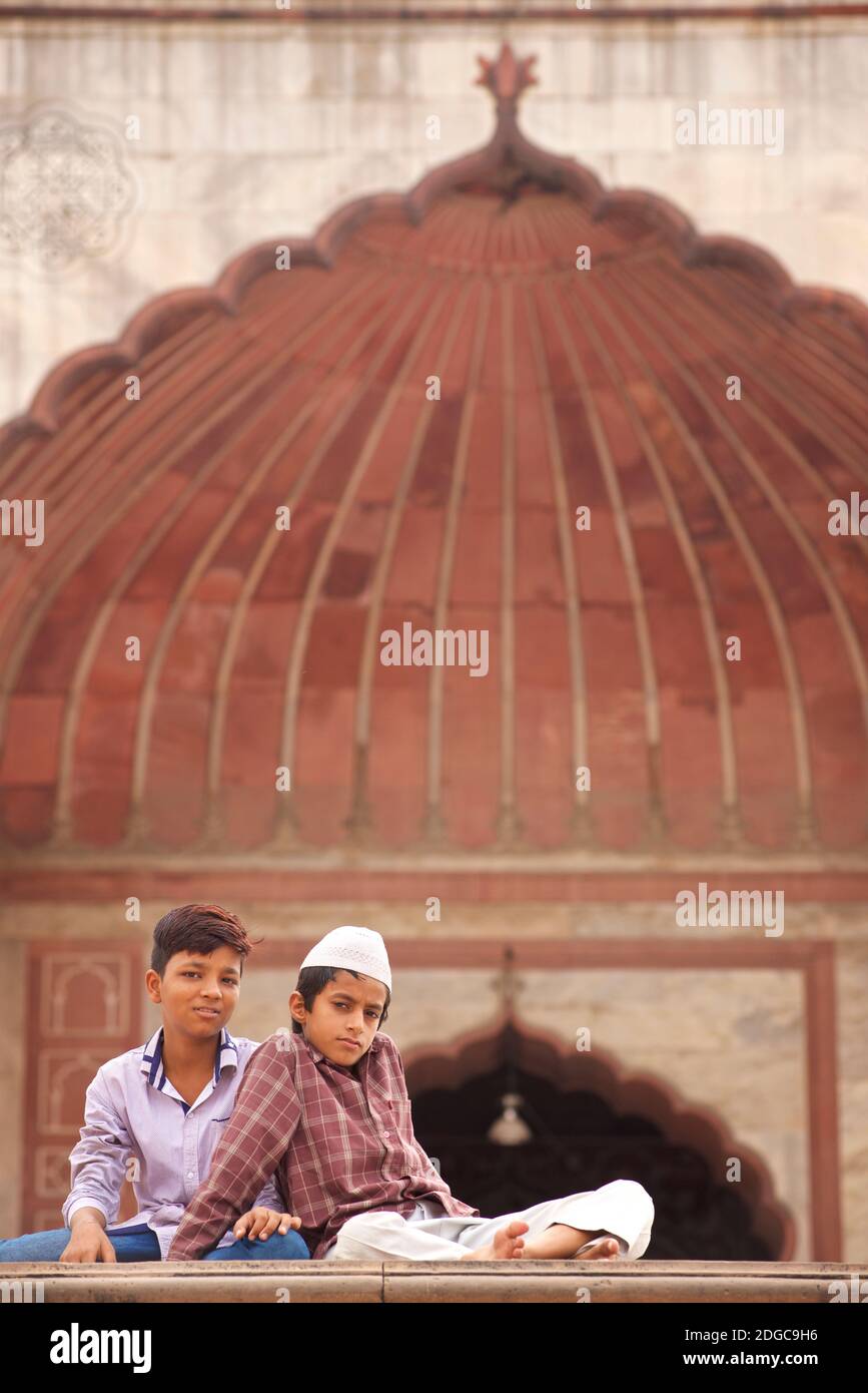 Garçons indiens à Jama Masjid, une mosquée de style moghol du XVIIe siècle, Old Delhi, Inde Banque D'Images