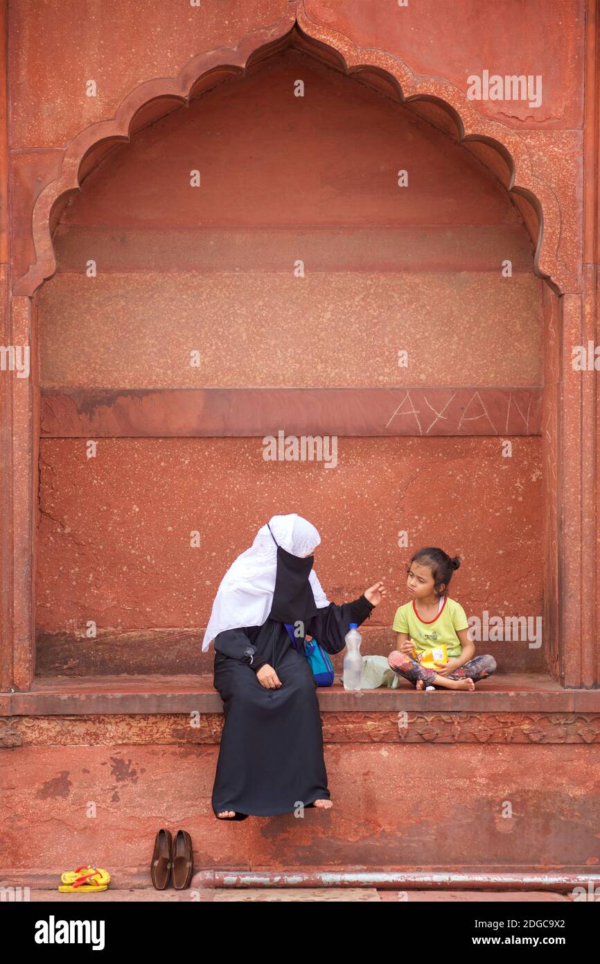 Mère en tenue musulmane, à Jama Masjid, une mosquée de style moghol du XVIIe siècle, Old Delhi, Inde Banque D'Images
