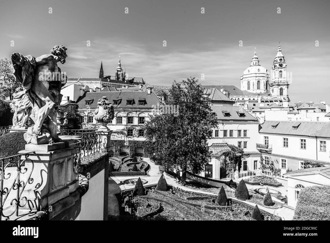 Chateau De Prague Et Eglise Saint Nicolas Dans La Petite Ville De Prague Vue Ensoleillee Sur La Journee De Printemps Depuis Le Jardin De Vrtba Prague Republique Tcheque Image En Noir Et Blanc Chateau De Prague Et Eglise Saint Nicolas Dans La Petite Ville De Prague Vue Ensoleillee Sur La Journee De Printemps Depuis Le Jardin De Vrtba Prague Republique Tcheque Image En Noir Et Blanc