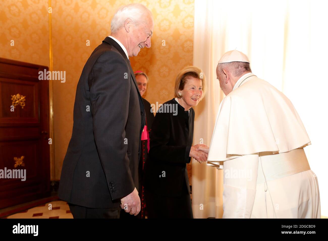 Le pape François rencontre le prince Hans-Adam du Liechtenstein, sa femme la princesse Marie, le prince héréditaire Alois du Liechtenstein et sa femme la princesse Sophie du Liechtenstein lors d'une audience au Palais apostolique, le 22 avril 2017, au Vatican. Photo par ABACAPRESS.COM Banque D'Images