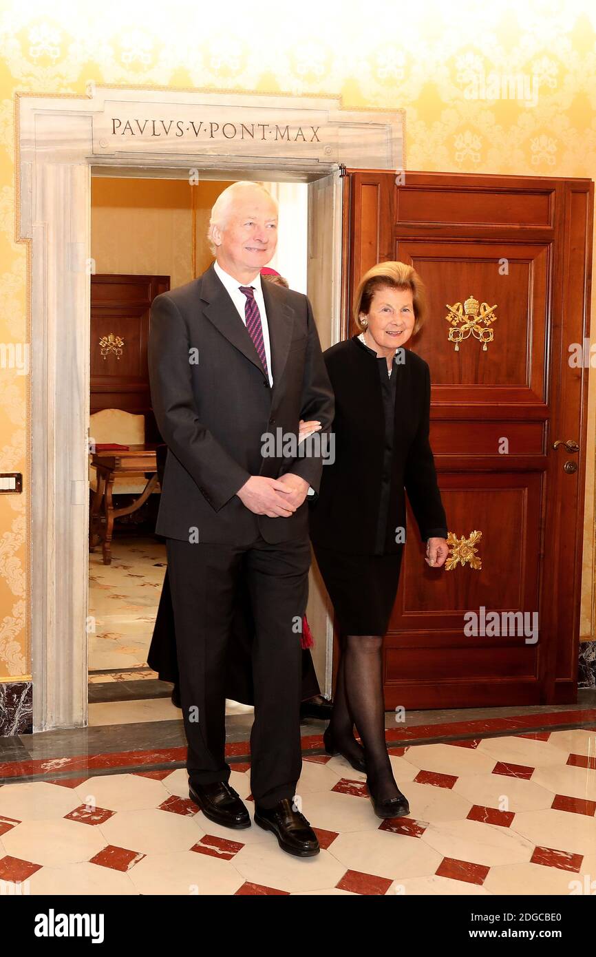 Le pape François rencontre le prince Hans-Adam du Liechtenstein, sa femme la princesse Marie, le prince héréditaire Alois du Liechtenstein et sa femme la princesse Sophie du Liechtenstein lors d'une audience au Palais apostolique, le 22 avril 2017, au Vatican. Photo par ABACAPRESS.COM Banque D'Images