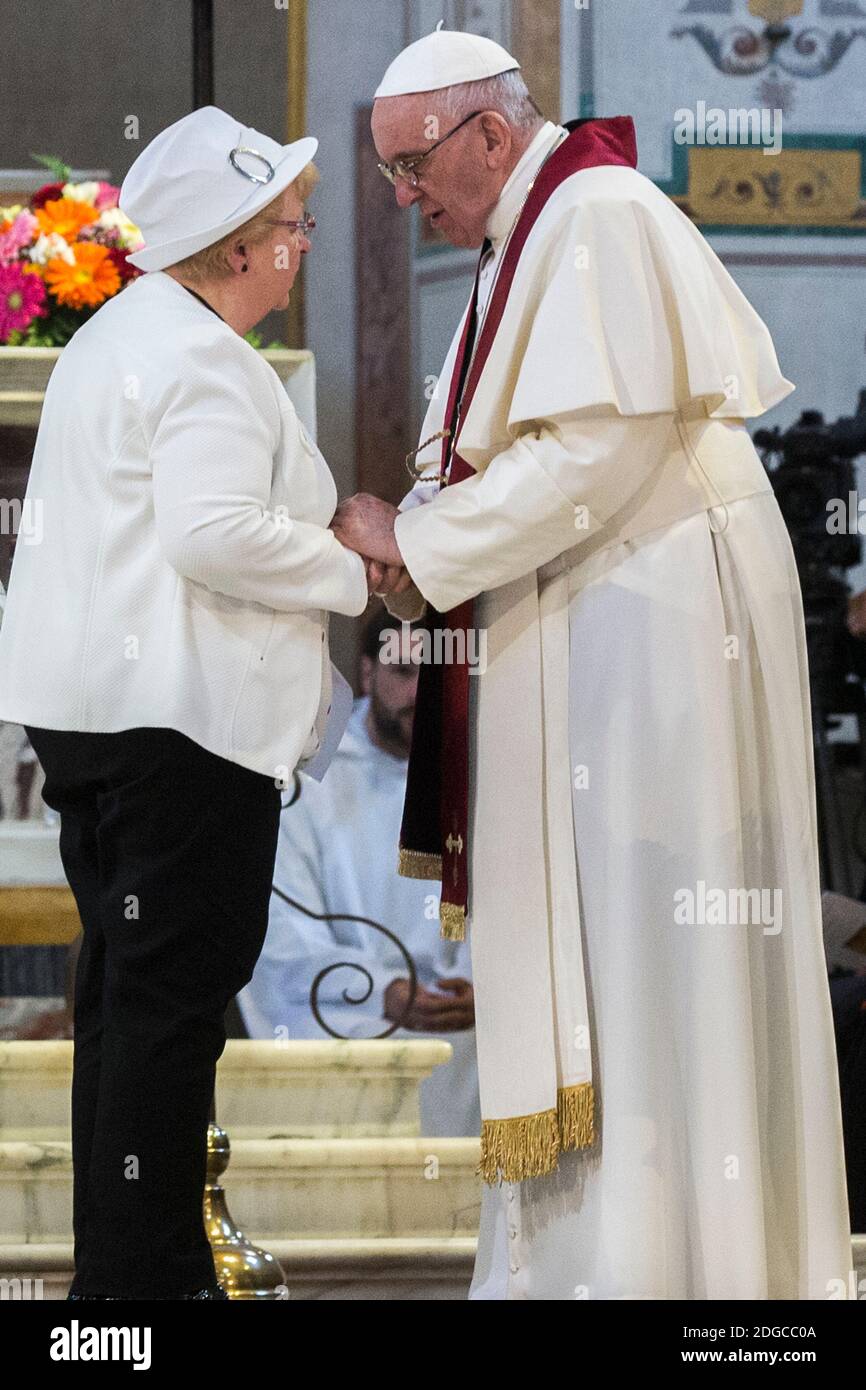 Francis Comforts Roselyne Hamel sœur de Jacques Hamel, prêtre français âgé qui a été tué par des militants islamiques dans une église en Normandie le 26 juillet, 2016 lors de la célébration d'une Liturgie de la parole en mémoire des 'nouveaux Martyrss' des 20e et 21e siècles à la basilique Saint-Bartholomée le 22 avril 2017 à Rome, Italie. Le souverain pontife rend hommage par un service spécial de prière au courage des martyrs chrétiens. François a prié que «les chrétiens persécutés sont protégés et que la paix arrive bientôt dans le monde.» Photo par ABACAPRESS.COM Banque D'Images