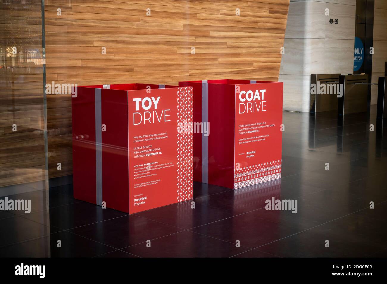 Boîtes de collecte Toy Drive et Coat Drive dans le hall de One Manhattan West (Brookfield West) dans la zone de développement de Hudson yards à New York le samedi 28 novembre 2020. (© Richard B. Levine) Banque D'Images