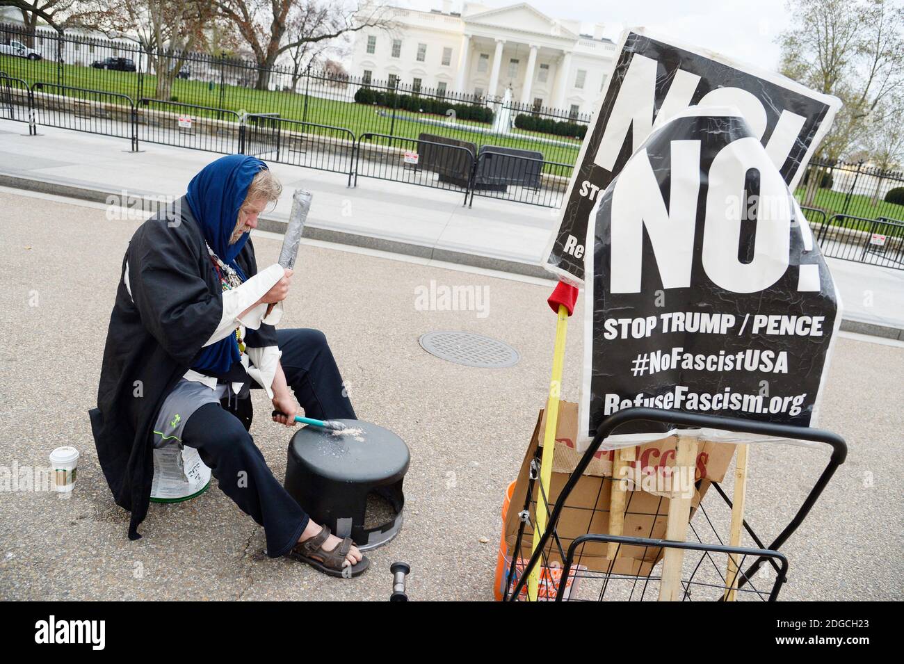 Donald Butner, 57 ans, joue du tambour pour protester contre le président Donald Trump chaque jour depuis le 13 janvier 2017 devant la Maison Blanche à Washington, DC, le 2 mai 2017.photo par Olivier Douliery/ Abaca Banque D'Images