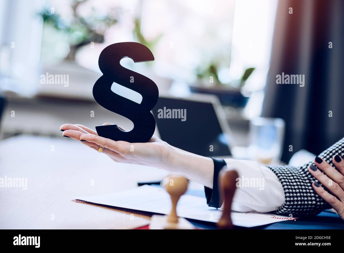 Femme main tenant en bois noir paragraphe le symbole de la loi et justice Banque D'Images