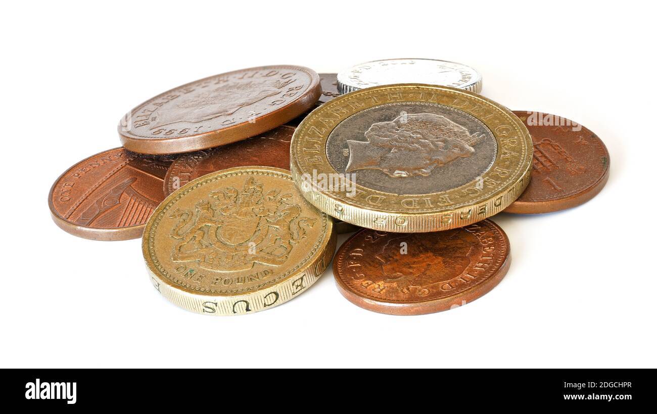 Pile de pièces britanniques - livres et pièces de monnaie, détail de gros plan isolé sur fond blanc Banque D'Images