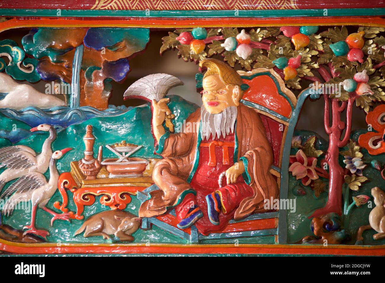 Cercueil peint et sculpté orné d'une iconographie bouddhiste au monastère de Diskit, également connu sous le nom de Deskit Gompa ou Diskit Gompa. Le monastère est le plus ancien et le plus grand monastère bouddhiste de la vallée de Nubra. Il appartient à la secte Gelugpa du bouddhisme tibétain. Ladakh, Jammu-et-Cachemire, Inde Banque D'Images