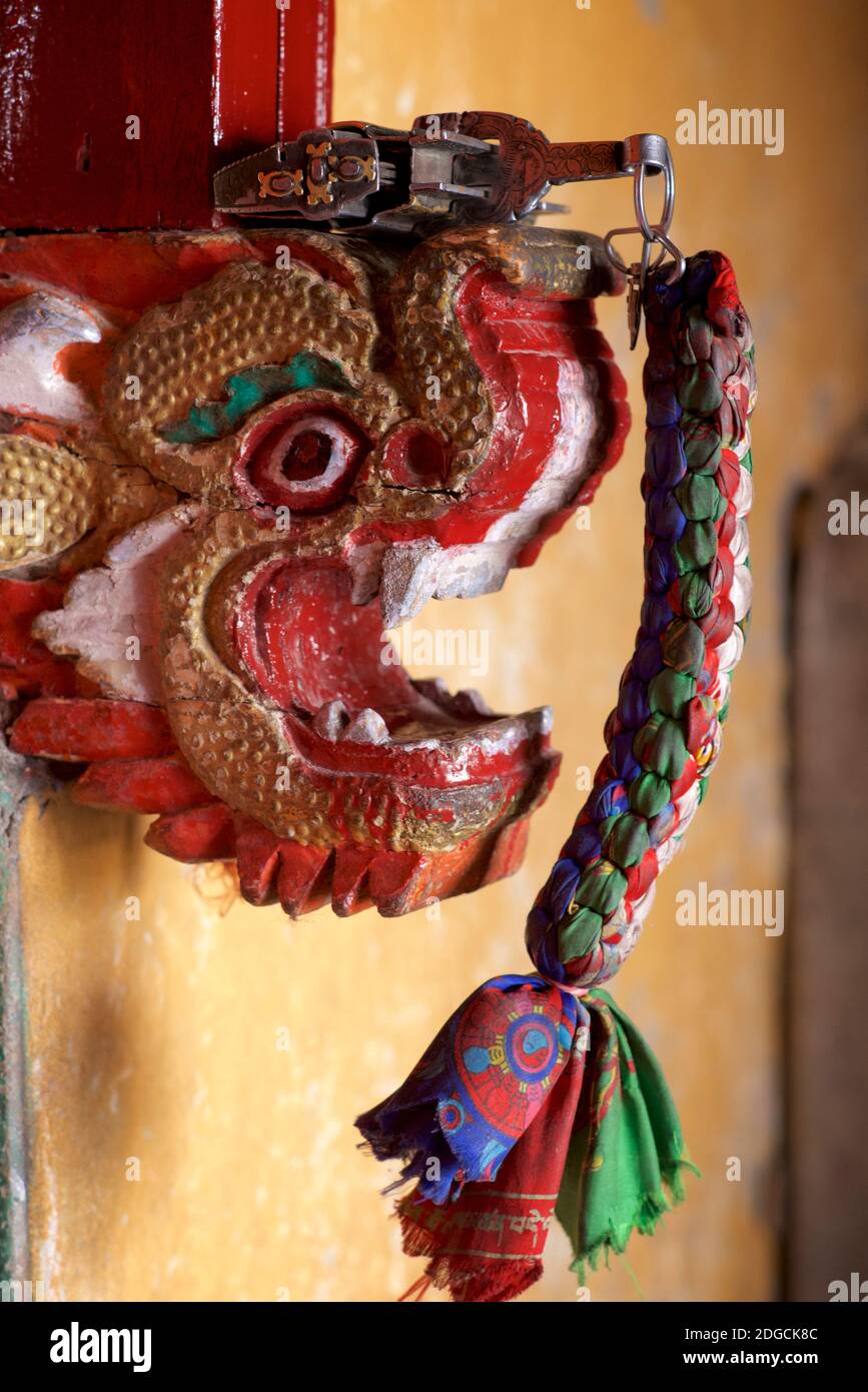 Décoration architecturale sculptée et peinte avec verrou et iconographie bouddhiste d'un dragon au monastère de Diskit, également connu sous le nom de Deskit Gompa ou Diskit Gompa. Le monastère est le plus ancien et le plus grand monastère bouddhiste de la vallée de Nubra. Il appartient à la secte Gelugpa du bouddhisme tibétain. Ladakh, Jammu-et-Cachemire, Inde. Banque D'Images