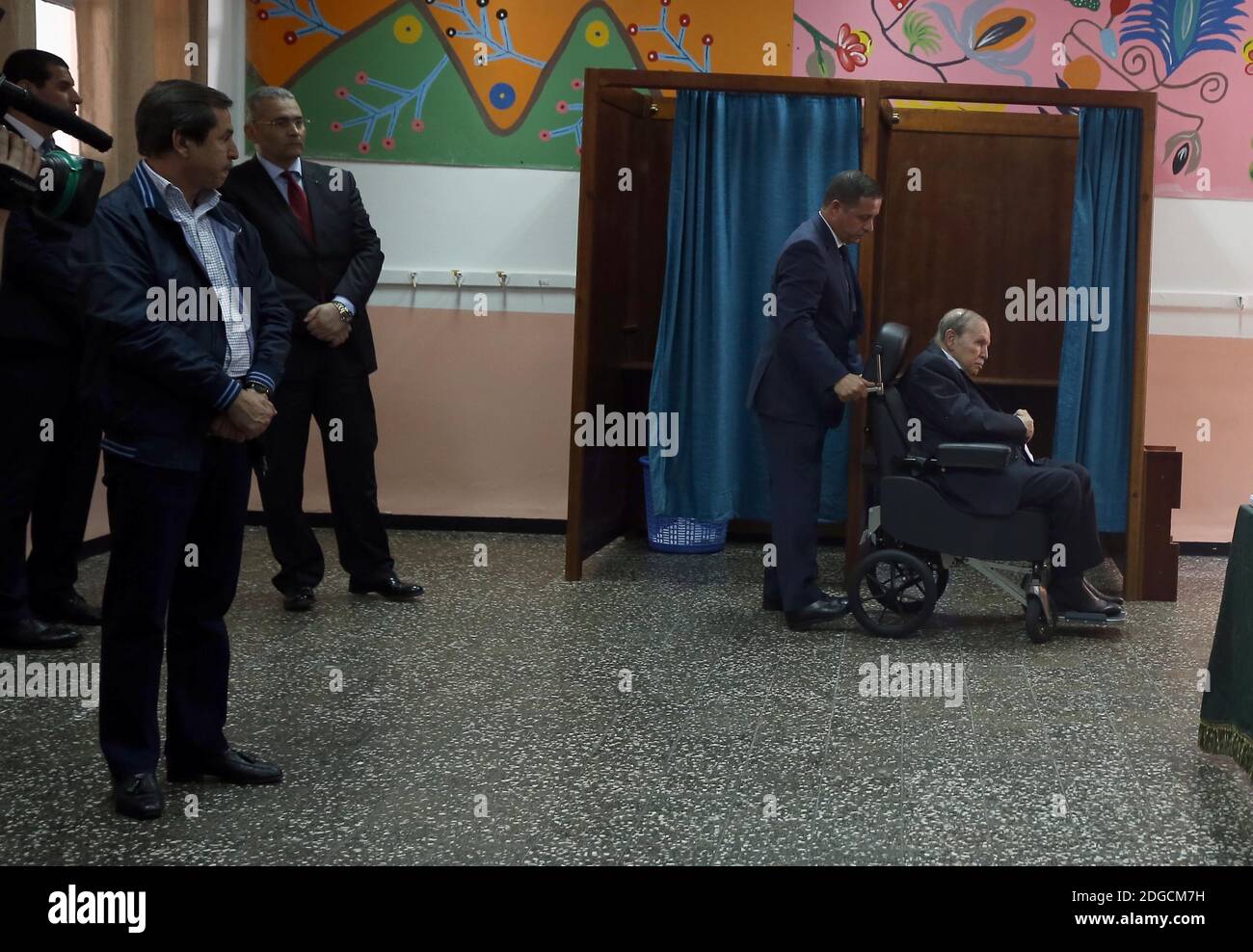 Le président algérien Abdelaziz Bouteflika est vu en fauteuil roulant alors  qu'il vote dans un bureau de vote à Alger, en Algérie, le 4 mai 2017, lors  des élections législatives. Les Algériens