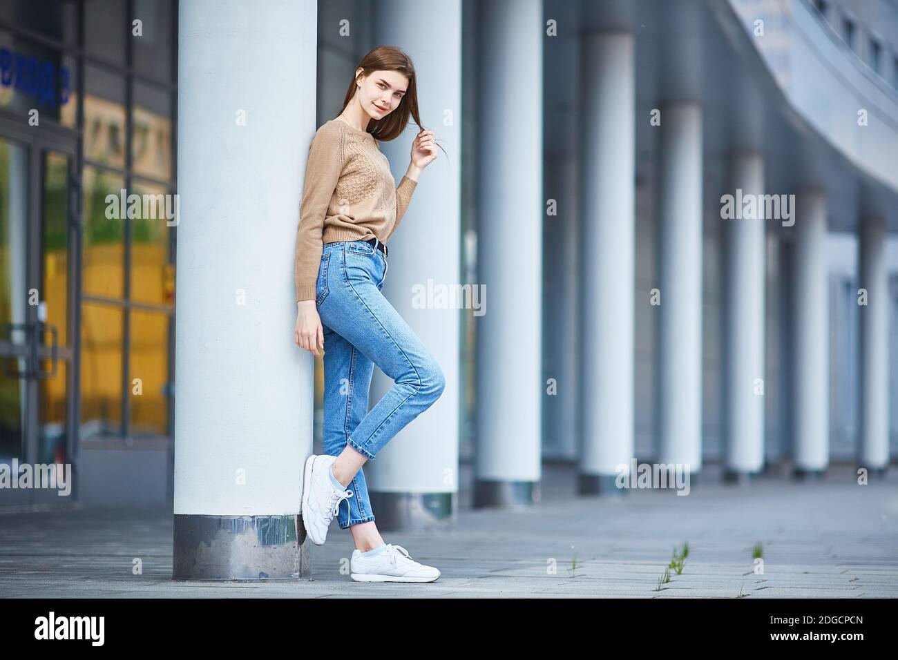 fille en pleine croissance de l'apparence du modèle montre des vêtements occasionnels Banque D'Images